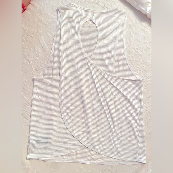 GAP Fit White Athletic Lightweight Curved Hem Muscle Tee Top Size Medium - Picture 2 of 7